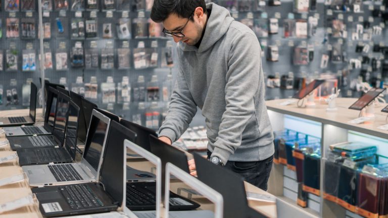 buying a laptop - computer repair in canada
